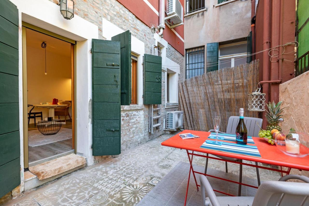 Snug Apartment With Private Courtyard M0270422677 Venesia Bagian luar foto