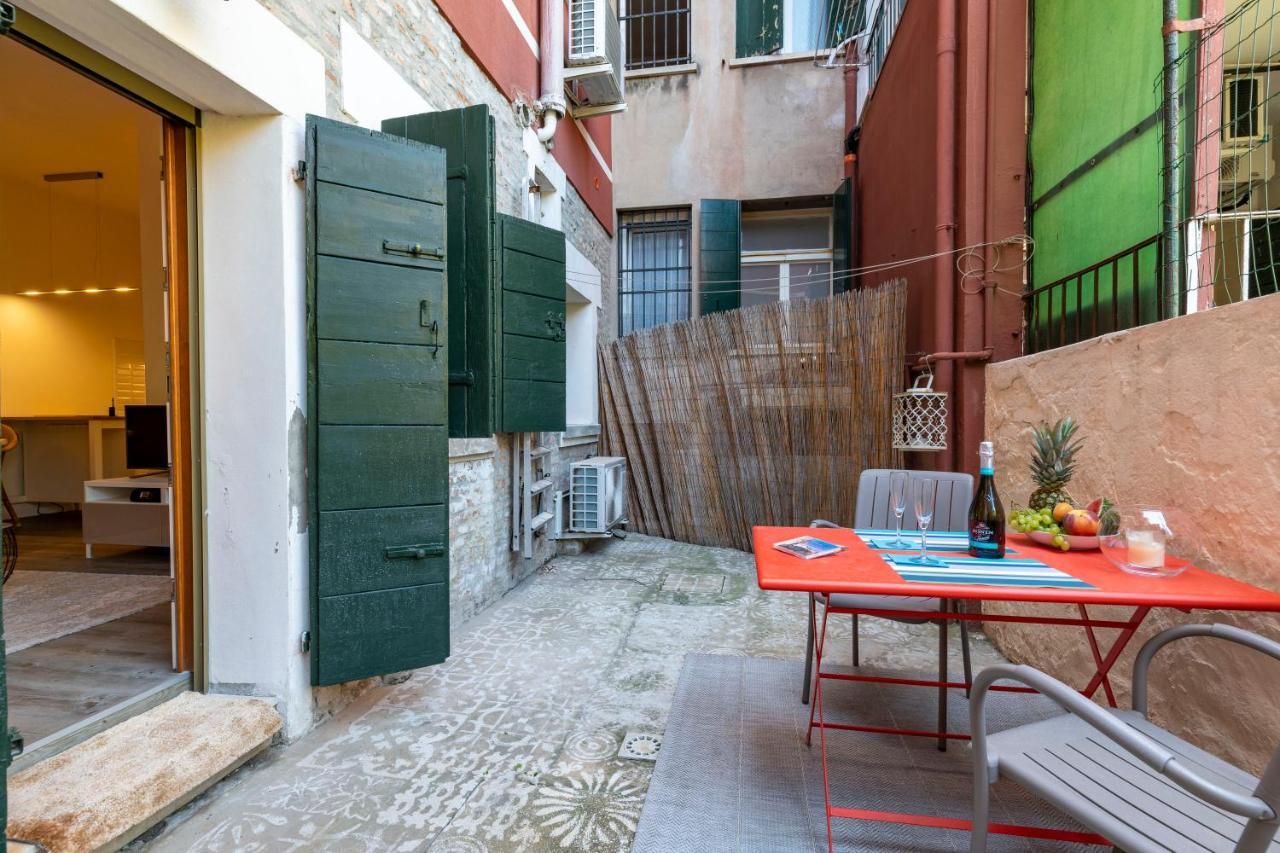 Snug Apartment With Private Courtyard M0270422677 Venesia Bagian luar foto