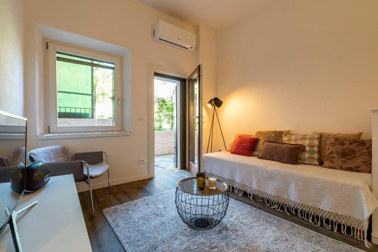 Snug Apartment With Private Courtyard M0270422677 Venesia Bagian luar foto